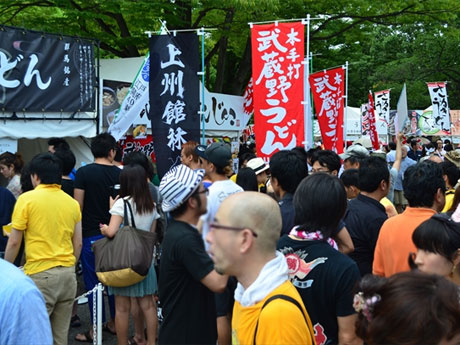 公募で集まったうどん店・団体が出店する（写真は昨年の様子）