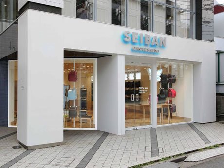 セイバン初の直営店となる店舗のファサード