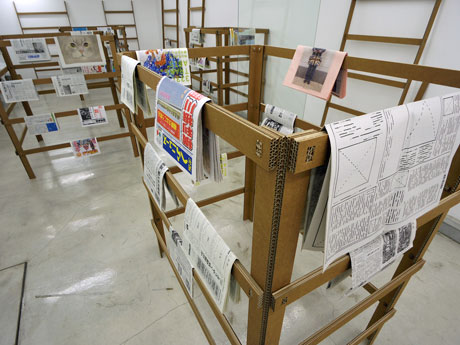 地方紙や業界紙、個人紙、広告紙などを展示する場内