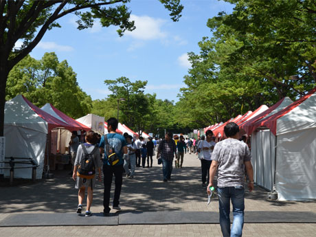 参加団体が環境問題・保全に関する取り組みを紹介するブースなどが出展する。写真は昨年の様子