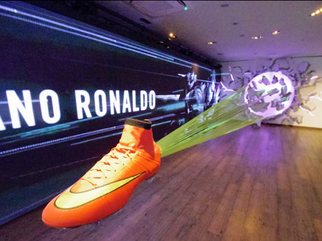 スパイク「マーキュリアル スーパーフライ」のスピード感を表現したインスタレーション