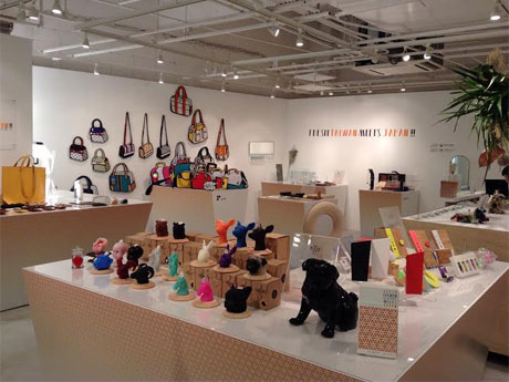 10組の企業やクリエーターの商品を展示・販売する場内