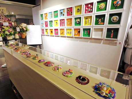 場内には139点のブローチが並ぶ