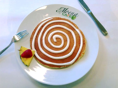 提供予定のクリームチーズにしたソースを渦巻き状にかける「シナモンロールパンケーキ」（1,500円）