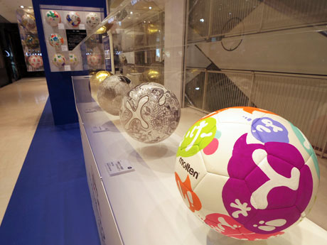 白いサッカーボールをキャンバスにした作品が並ぶ