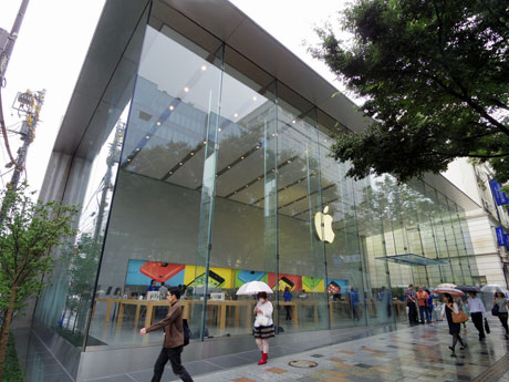 表参道に沿ったガラス張りのファサード