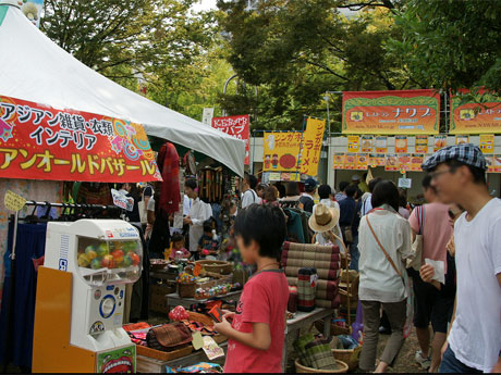 ASEAN諸国のフードや雑貨などを販売するブースが出展する。写真は昨年の様子