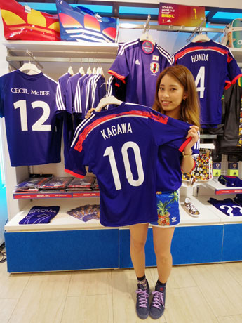 内田篤人選手や香川真司選手のナンバーが人気だというユニホームのレプリカ