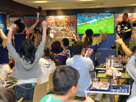 前半16分、本田選手の先制点に沸く店内