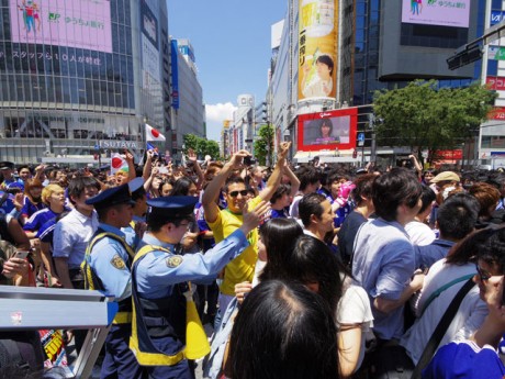 日本初戦終了後、騒然とする渋谷駅前交差点