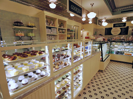 ショーウインドーには店内で作るスイーツが並ぶ