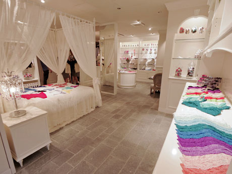 1階「ハンキーパンキー」の店内。白を基調に部屋のような空間に仕上げた