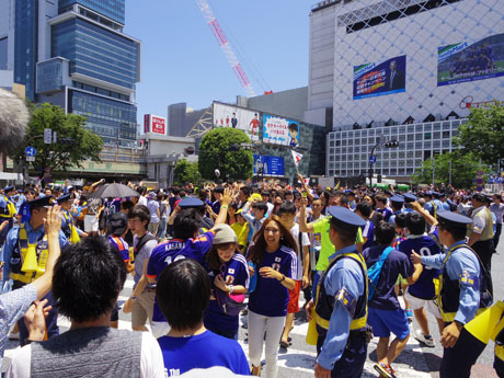 今月15日のW杯日本代表初戦試合後の渋谷駅前交差点（QFRONT前）