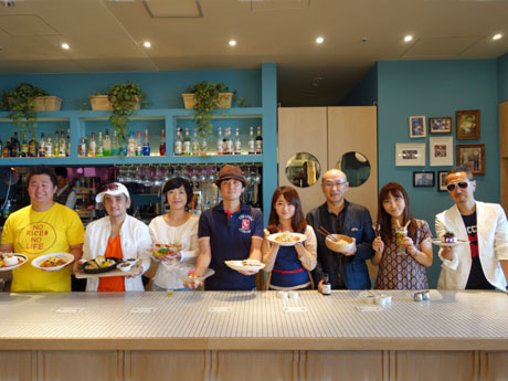 スイーツ番長（写真右）らメニューを考案したグルメブロガー集団「たべあるキング」のメンバー