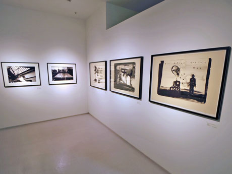 場内にはリトグラフ版画や写真など23点の作品が並ぶ&copy;David Lynch