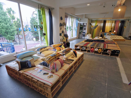 時期に合わせ「おすすめ」をディスプレーする店内