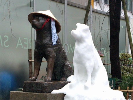 ハチ公像の横に作られた「雪だるまハチ公」