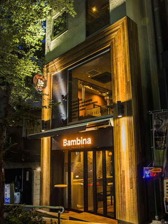 3フロアで展開する店舗外観