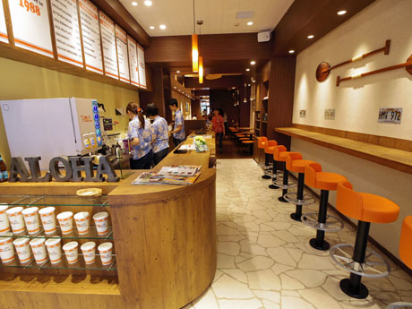 木目を基調にオレンジ色を差し色で取り入れた