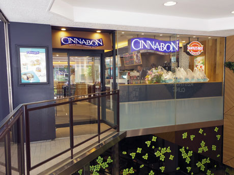 両ブランドのロゴを掲出するエントランス