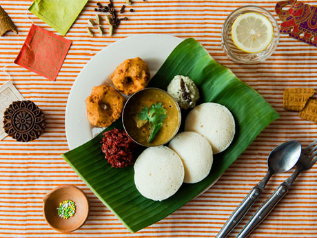 米と豆を発酵させて蒸し上げた「イドゥリ」やスパイスを使ったスープ「サンバル」などのプレート（1,200円）