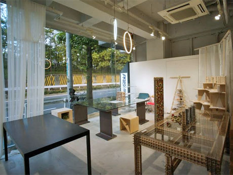 建築家が手掛けた創作家具が並ぶ場内