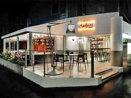 白でまとめた店舗ファサード