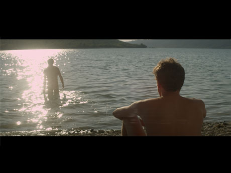 「湖の見知らぬ男」（アラン・ギロディー監督）より