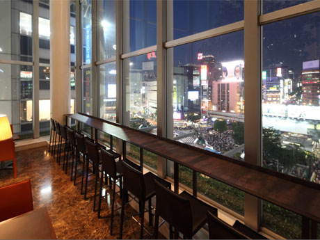 渋谷スクランブル交差点を見下ろす5階ラウンジ「エスタシオン カフェ」のカウンター席