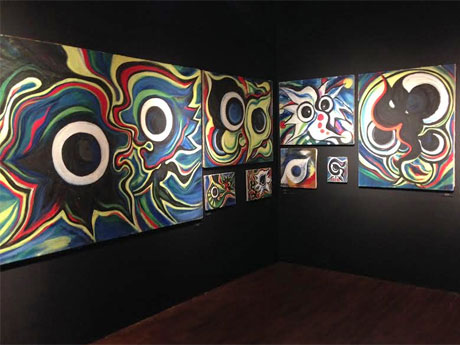 目をモチーフにした作品が並ぶ場内