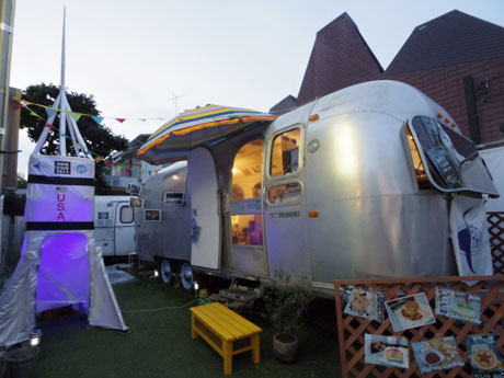 アポロ11号を載せたサターンV型を模したオブジェを設置した店頭