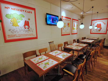 童話「赤ずきん」になぞらえた物語を描いたタペストリーを掲出する店内