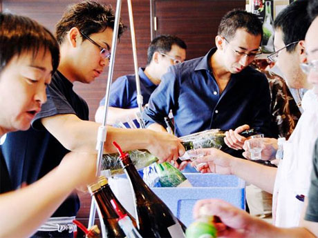 当日は会津から蔵元も来場する。写真は昨年の様子