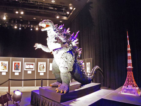 2メートルを超すゴジラの着ぐるみを置く一角では記念撮影もできる