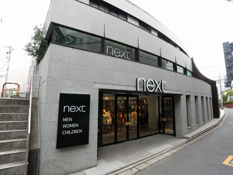 表参道から一本入った通りに位置する店舗の外観