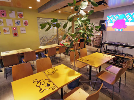 テーブルなどにキャラクターのイラストを掲出する店内