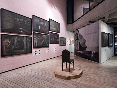 シュタイナーが農民や学者たちへの講義で説明する際に用いた「黒板ドローイング」などが並ぶ場内