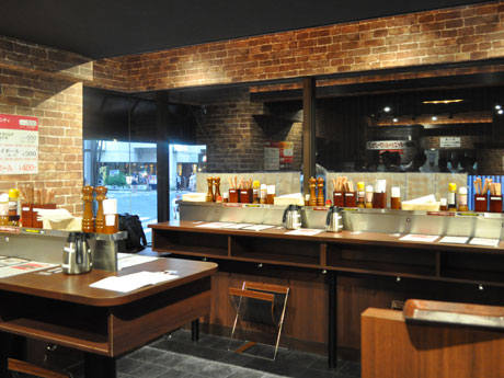 立ち食いスタイルで30席用意する店内