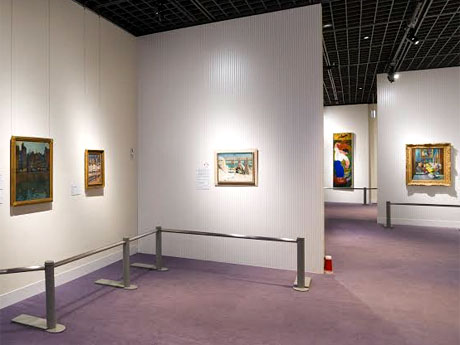 油彩や版画、テキスタイルを展示する場内