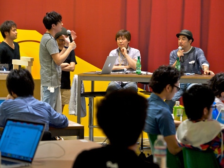 写真＝授業風景。卒業制作展に向けて各作品のチェックを行う朴さん、伊藤さん