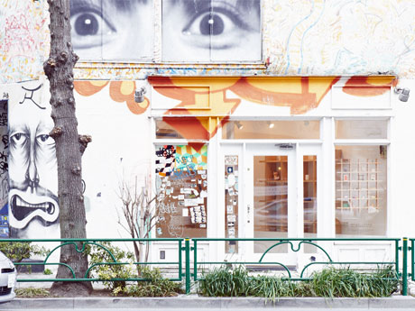 仏JRさんらアーティストの作品が目を引く店舗外観