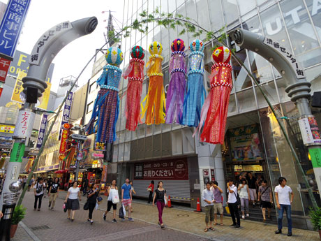 仙台で手作りされた「くす玉」と「吹き流し」を飾る