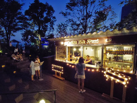 米クラフトビール「ブルームーン」のビアテラスの様子