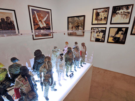 フィギュアや原画などが並ぶ場内