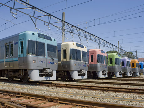 渋谷駅に乗り入れる京王井の頭線1000系車両