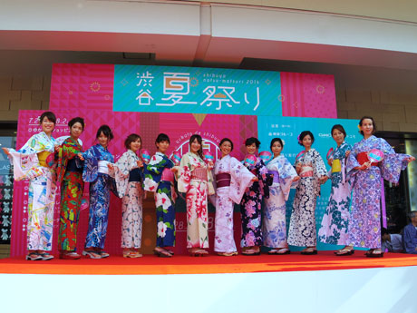 ファッションショーでは商業施設がセレクトした浴衣12スタイルを披露した