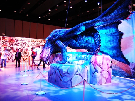 会場に設置された「ゴア・マガラ」の巨大フィギュア