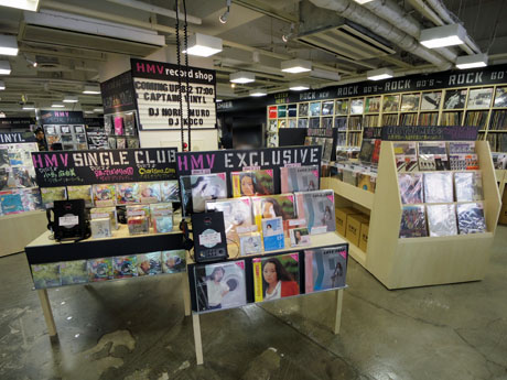 洋・邦ロックや独占盤などのレコードが並ぶ1階