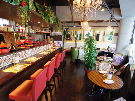 「オリエンタルな雰囲気」に仕上げた店内