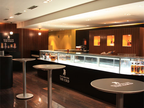 バーの店内。ショーケースには「BLACK NIKKA」のビンが並ぶ